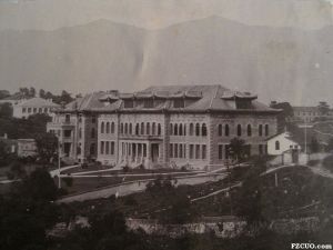 约1915年拍摄的建筑群原貌，与《兴华》刊登的照片相比，建筑南面的绿化已经完成（来源：福建师范大学档案馆）