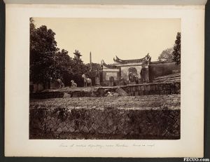 1876-1877年拍摄的陈若霖墓墓道及两侧的石翁仲（来源：哈佛大学燕京图书馆 / 杜德维的照片集）
