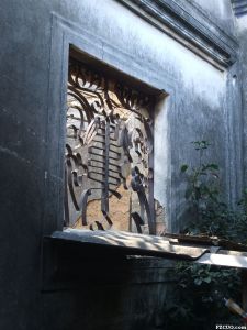 二进围墙花窗，采用铸铁件（来源：nenva摄于2015年2月）