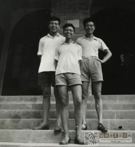 60年代琴泉山馆孙氏兄弟位于台阶上拍摄的照片（来源：孙氏家族提供）