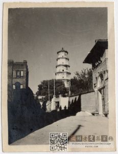 1945-1950年左右，从太平巷（今圣庙路）拍摄的白塔（来源：福州协和医院何秀明护士相册，林轶南收藏）